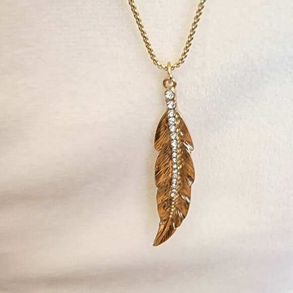 Beautiful Gold Leaf designed with Chrystal Chips Necklace with Chain - Picture 2 of 3